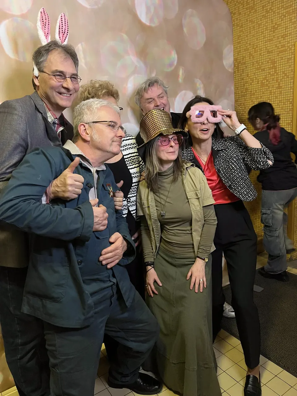 Csoportkép kellékekkel