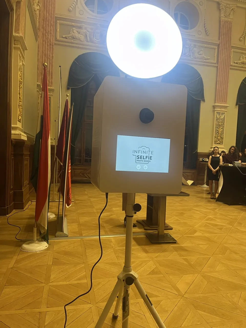 Selfie box egy bálteremben