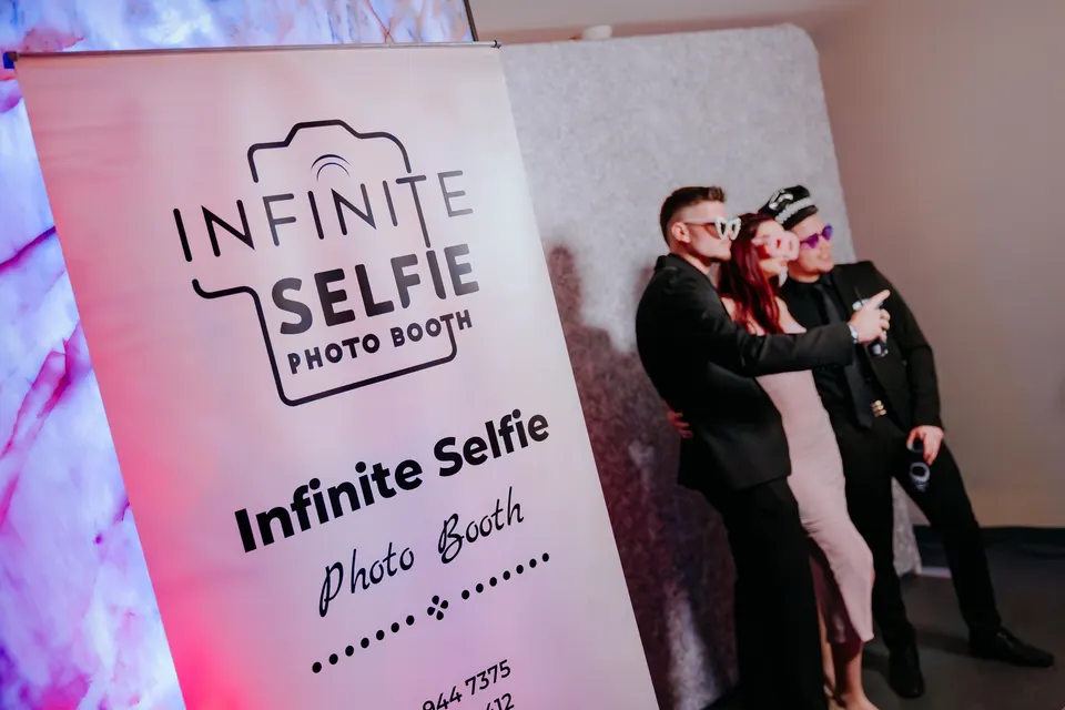 Vendégek a selfie box előtt